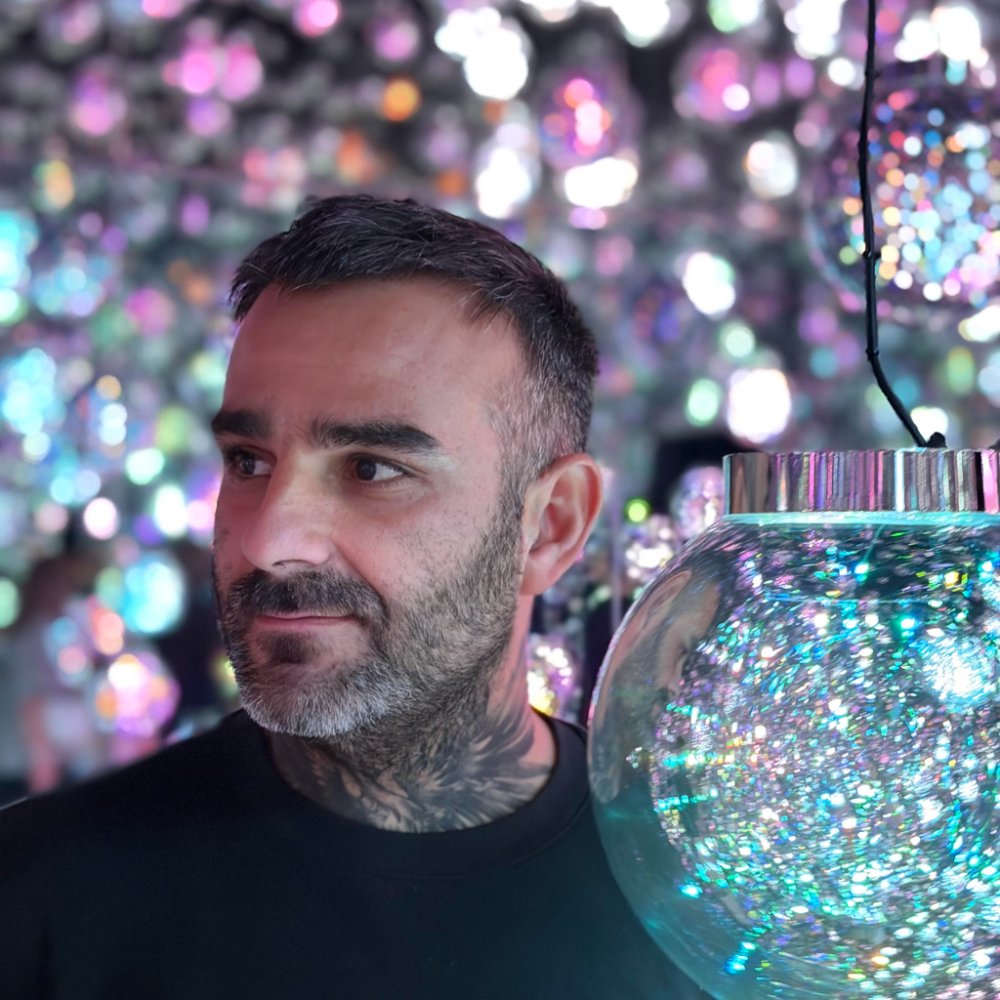 Portrait of Julien Jimenez, founder of PingCrumb
